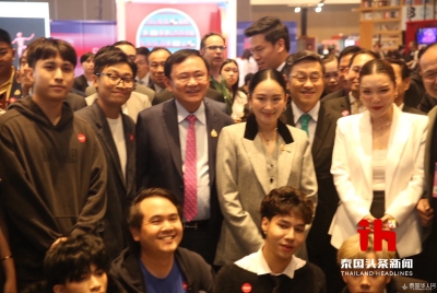 他信携佩通坦出席论坛，谈软实力与创意经济