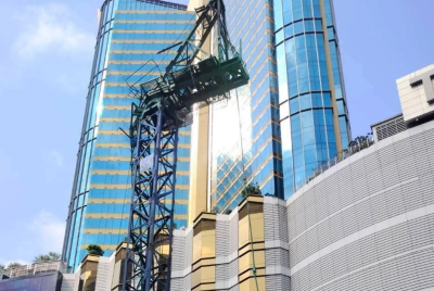 突发! 曼谷建筑工地塔吊坠落两人受伤