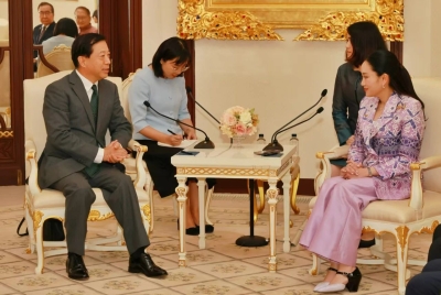 韩志强大使夫妇辞行拜会泰国总理佩通坦