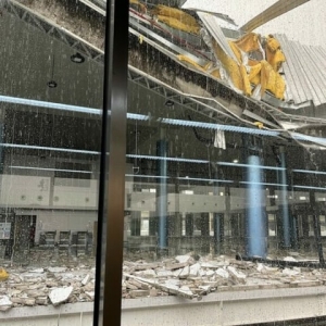 遭暴风雨袭击 泰国曼谷廊曼机场一候机楼发生坍塌