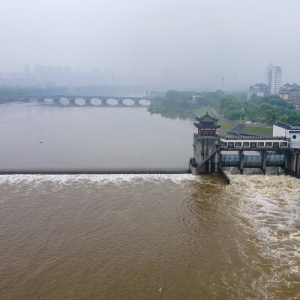 浙江金华： 强降雨水位上涨 保安全紧急泄洪