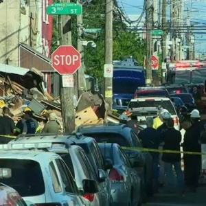 美国费城建筑物倒塌 致一名消防员死亡