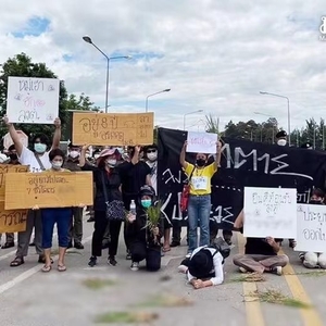 两千逾名警力护巴育走访清迈，数名青年集会要求其下台