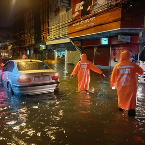 暴雨袭击曼谷！市区多路段积水严重