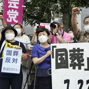 日本民众冒雨抗议政府为安倍举行国葬：请倾听民意