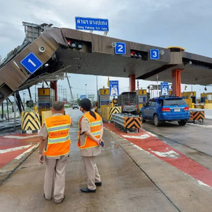 大雨致前往芭提雅方向的一高速公路收费站倒塌