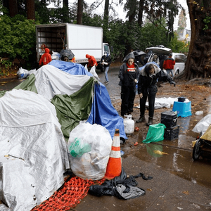 美国波特兰无家可归者营地增多 当地居民无奈卖房搬家