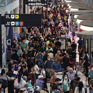 大量游客蜂拥至泰国过新年！素万那普机场人流量大