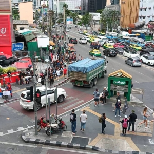 曼谷地区持续集会游行！抗议者摆“人肉”阵型要求参议员尊重民意