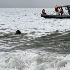 无视红旗警告下海游泳，泰国高中生游客溺亡在董里府海滩