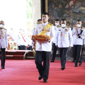 泰国王子殿下代表国王陛下前去寺庙参加皇家功德仪式