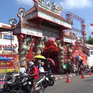 泰南农卡中式传统寺庙吸引大量马来游客纷纷前往祭拜祈福