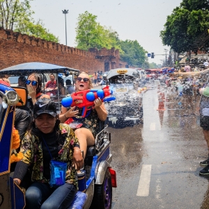 泰国超级泼水节正在进行时，各地区举办盛大活动