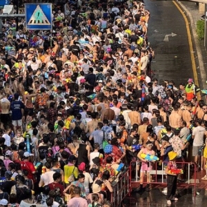 曼谷泼水主战场：几十万人涌入是隆、考山路，前后左右都是人人人人！