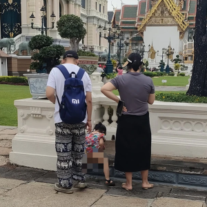 外籍游客任由子女在寺庙内随地小便，引发泰国网友不满