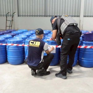 泰警突袭一仓库，查获数百桶中国进口腌制猪肠
