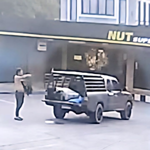 泰国街头惊魂！男子精神异常持枪乱射