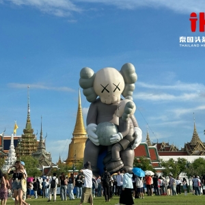 首次！KAWS巨型公仔亮相曼谷皇家田广场