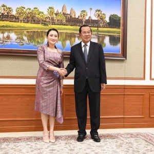 老狐狸送给小白兔的政治成人礼