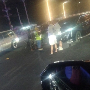 柬埔寨西港埃尔法撞摩托导致2人受伤，中国司机被控