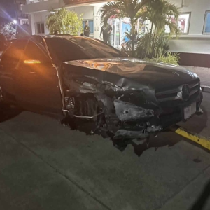 中国女豪车遇劫，绑匪用剪刀威胁抢31469铢