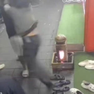 3名柬埔寨男子辱骂泰国1店员被暴揍