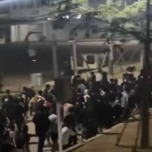 三四百推推狂冲马德望园区，保安无力阻挡