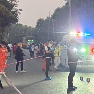 泰国音乐人遭枪击死亡,两名嫌疑人被警方带走