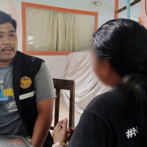 泰国少女因助学金遭继姐虐待,报警求助