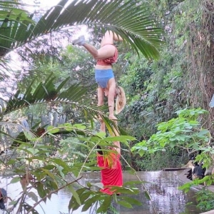 尊重信仰！清迈佛寺严禁瑜伽与攀爬拍照