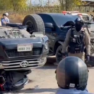 湄索惊魂一夜：载6名中国人皮卡闯卡狂飙掀翻轿车！