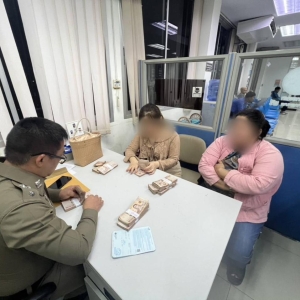 泰国银行当场收网：两名女骗子提取百万前被制服！