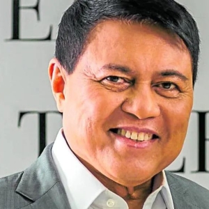 中国驻菲使馆与沓列拉交锋，网友支持中方